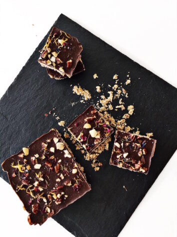 Vegan Oat Bars with raw chocolate coating - the perfect snack for in between or as a delicious dessert. Vegan and raw and with a lot of healthy ingredients. So yummy and full of chocolate!! #vegan #vegetarian #glutenfree dairy free // liveandtaste.com