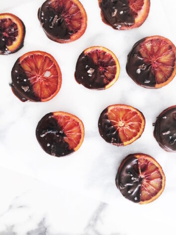 Chocolate Blood Orange Slices - Easy recipe and a perfect dessert. Surprisingly sweet, flavorful and scrumptious. #vegan #sweet #dessert #bloodorange #rawchocolate //liveandtaste.com