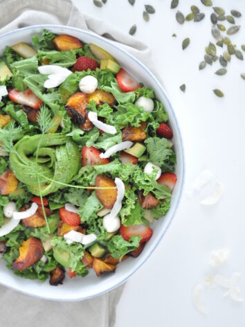 The best green fruity salad : peaches, pear, strawberries, kale, Labneh.