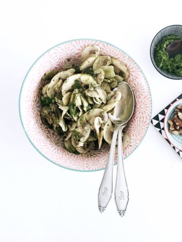 Salad bowl with raw mushrooms and a delicious parsley pesto.