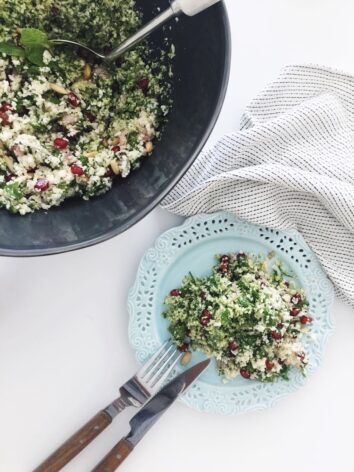 Broccoli Cauliflower Parsnip Tabbouleh. This raw salad is so good and made with only a few ingredients. The pomegranate gives a lovely sweet touch. Try it out. #raw #vegan #vegetarian #dairyfree www.liveandtaste.com