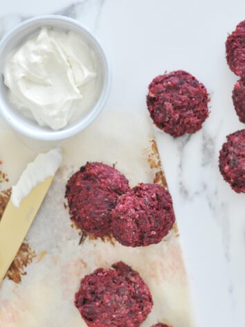 Beetroot Zucchini Balls - this recipe is full of flavor and easy to bake in the oven. Only 9 ingredients and so GOOD. #vegan #glutenfree #beetroot #falafel //liveandtaste.com