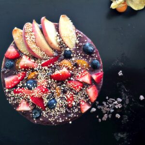 Cauliflower Smoothie Bowl - Really? Cauliflower? Yes, it makes it healthier, has now sugar and gives you a lot of fiber. So good, so yummy, you HAVE TO TRY IT. #glutenfree - #vegan - #vegetarian - #raw - #dairy free // liveandtaste.com