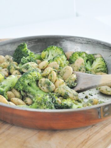 Delicious butterbeans, broccoli pan with a pesto sauce.