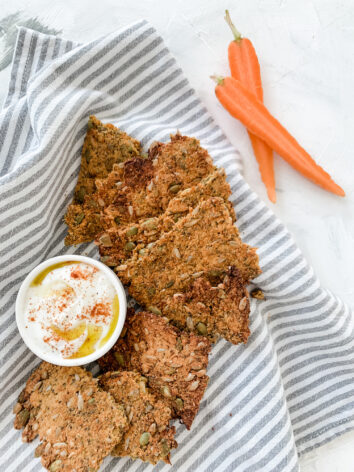 Healthy carrot crackers, 8 ingredients and gluten free