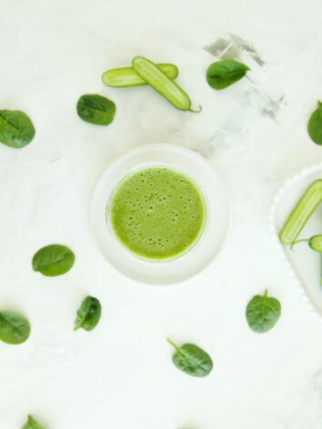 Green smoothie with spinach and cucumber