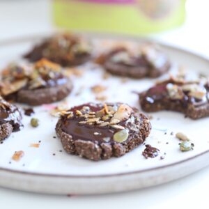 Raw cacao crunchy cookies with chia seeds and egg free