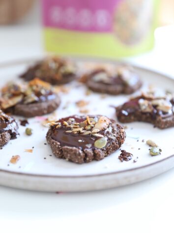 Raw cacao crunchy cookies with chia seeds and egg free